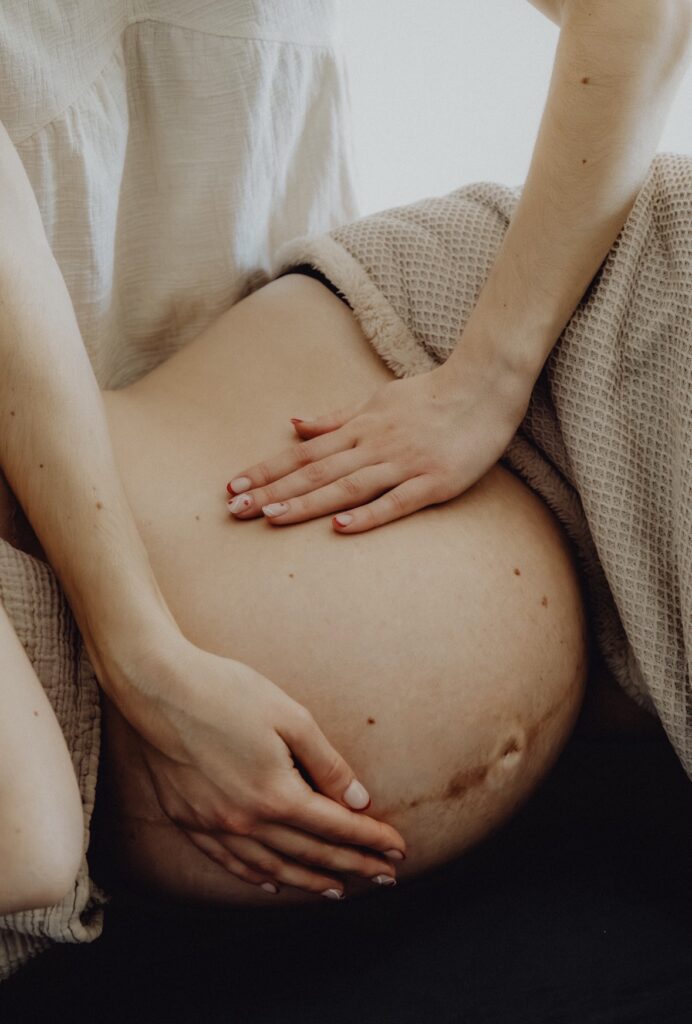 Massage deux mains ventre femme enceinte massage prénatal