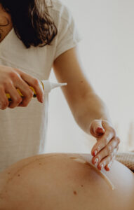 Soin bien-être grossesse avec huile de massage naturelle