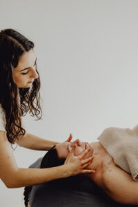 Massage visage relaxant pour jeune maman à Toulouse
